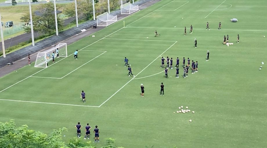 ピッチ全体を使ったトレーニングの様子
